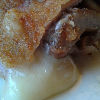 Sidrería Xagarda - Detalle del relleno del cachopo (queso, setas y cebolla caramelizada). - Cocktail Bars Near Me - Póo, O
