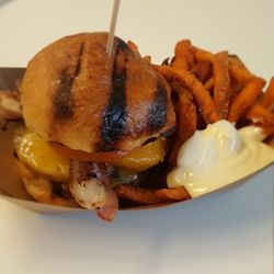 Bullys Burger Truck - Aloha Bully mit Bacon, Ananas, Süßkartoffelpommes, Mayo