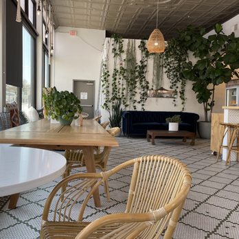 The Grove Juicery - Inside seating - Juice Bars & Smoothies Near Me - Omaha, Nebraska