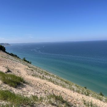 Sleeping Bear Dunes National Lakeshore - Looking along the dune - Parks Near Me - Empire, Michigan Sleeping Bear Dunes National Lakeshore - Looking along the dune - Parks Near Me - Empire, Michigan