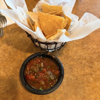 La Olla Mexican Cafe - Complimentary chips and salsa - Mexican Near Me - Tucson, Arizona