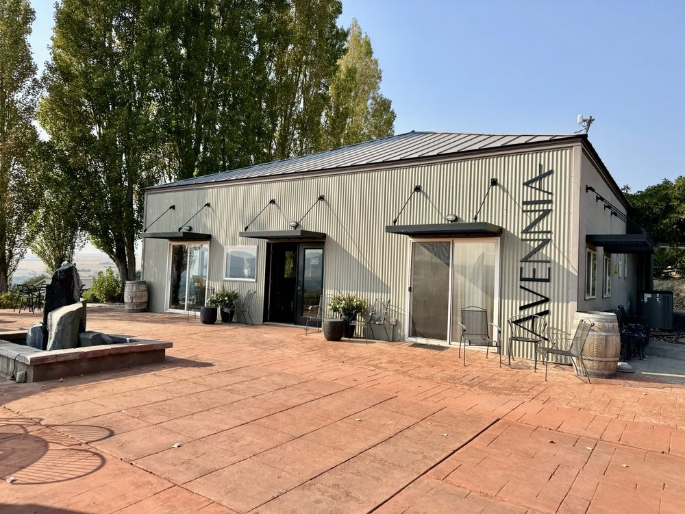 Avennia Estate Tasting Room Logo
