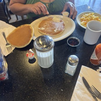Chelly's Cafe - Her food - Cafes Near Me - Palmdale, California
