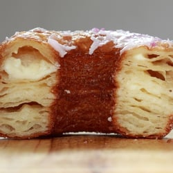 New York arrive au café gourmand, mi croissant - mi dunut's. Texture surprenante , le CRONUT'S est  à découvrir sans attendre ..