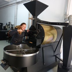 Barista Leonor con nuestra tostadora de café