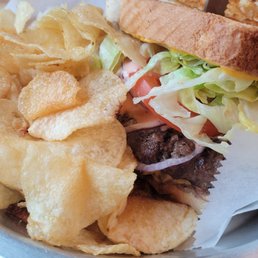 Cheeseburger with chips