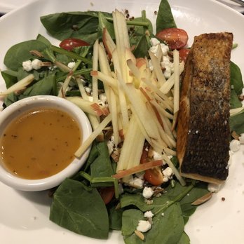 Lake Simcoe Arms - Spinach salad with apple, almonds, tomatoes and Salmon - Canadian (New) Near Me - Jacksons Point, Ontario