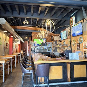 Peninsula Tap House - Inside - Beer Bar Near Me - Palos Verdes Estates, California Peninsula Tap House - Inside - Beer Bar Near Me - Palos Verdes Estates, California