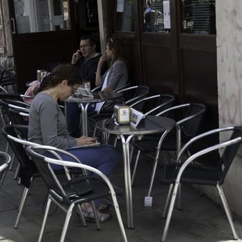 Margaret DuChamp - Veek enjoying the wifi. - Pubs Near Me - Venezia, VE
