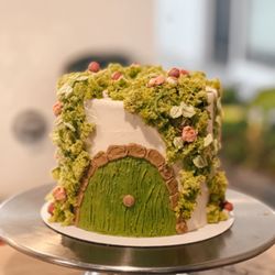 Le Merle Bakery - Made with buttercream and edible "moss"