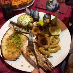 Casa Julian - Media parrillada de pescado; es como una entera de cualquier otro sitio.