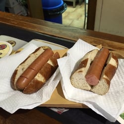 Bayern Haus - Laugen brötchen + bockwurst