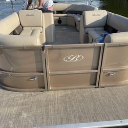 Pontoon boat