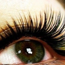 Zohra - Yellow lashes on corners