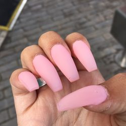Cd Nails - 40 dollar rip off for bad customer service and 2 chipped nails and crooked coffins