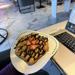 Mama Milktea & Coffee - Regular bubble waffle + chocolate drizzle + strawberry $8