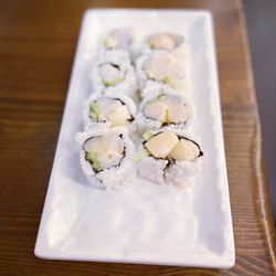 OJI Sushi & Sake Bar - Spicy Scallop Roll - very fresh with a tolerable spice level