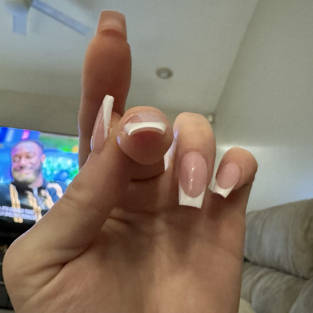 Thickness/even sides. Every single nail looks exactly the same shape and very proportional! Thickness/even sides. Every single nail looks exactly the same shape and very proportional!