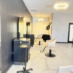 Noire Luxe LA - Hair stations.