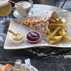 Gaufre de Bruxelles - Belgian fries with mayo & ketchup