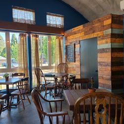 The Smoking Jay - Dining area