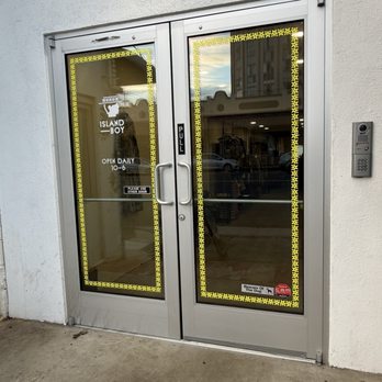 Island Boy - Photo 14: Front entrance - Women's Clothing Near Me - Honolulu, Hawaii