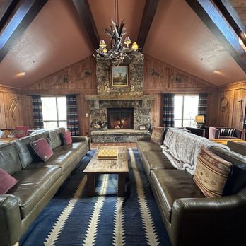 Wayfinder Bishop - Lobby - Hotels Near Me - Bishop, California
