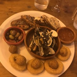 La Paella de la Mer - Super leckere Tapas und Paella - und auch der vin de table ist wirklich gut und günstig