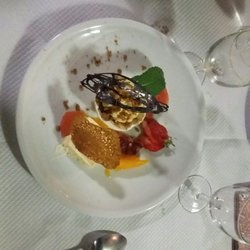 L'Amoulat - Nid de meringue à sa chantilly a l ananas avec sa tuile de chocolat accompagné de sa glace aux agrumes et sa tuile. Excellent