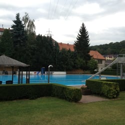 Freibad Quierschied - Blick auf Rutsche, Nichtschwimmer- und Schwimmerbecken