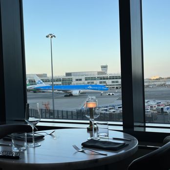 Quail + Crane - View of planes taxiing - Breakfast & Brunch Near Me - San Francisco, California Quail + Crane - View of planes taxiing - Breakfast & Brunch Near Me - San Francisco, California