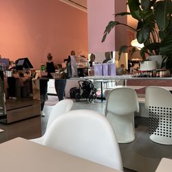 Elaine's Deli - Dining area