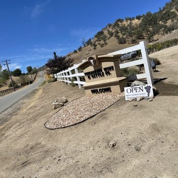 Tehachapi Wine and Cattle - Entrance and clear skies - Wineries Near Me - Tehachapi, California