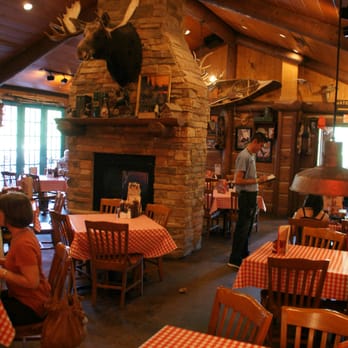 Famous Dave's - welcoming interior - Barbeque Near Me - Branson, Missouri