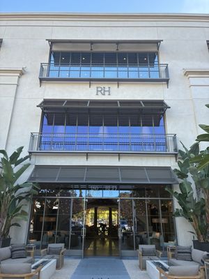 RH Palo Alto | The Gallery at Stanford by null