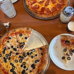 Churchill & Beers - Cheese pizza with olives and pepperoni pizza