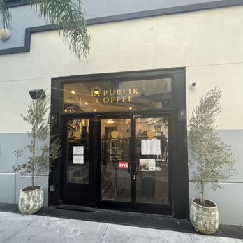 Republik Coffee Burbank - Side entrance - closed.  Entrance is around the corner - Cafes Near Me - Burbank, California