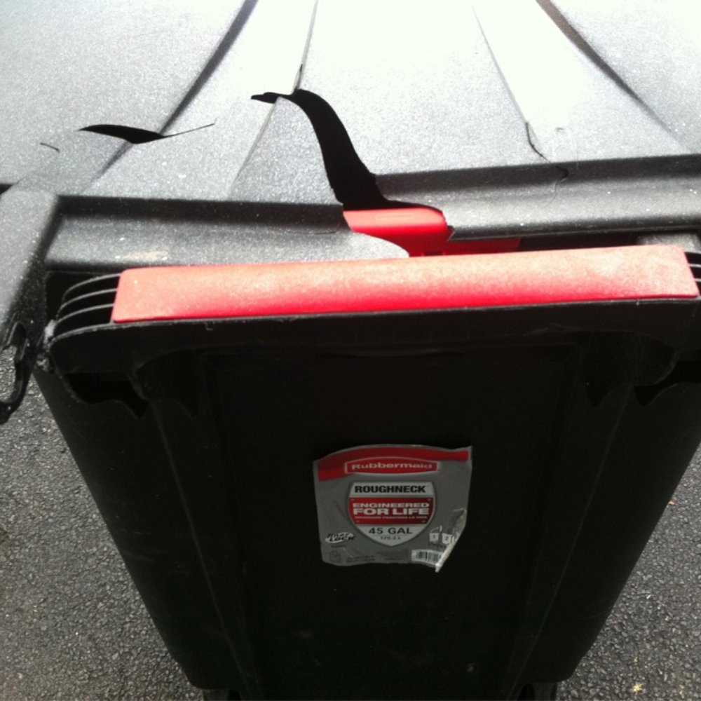 The Home Depot - Rubbermaid Roughneck 45 gallon trash cans - no good - Nurseries & Gardening Near Me - Riverhead, New York