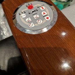 No remote. Controls in arm No remote. Controls in arm