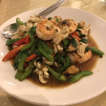 Siam Splendour - Seafood with garlic, peppers and basil - Good but tough mussels - Thai Near Me - Evanston, Illinois