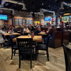 BJ's Restaurant & Brewhouse - Seating area