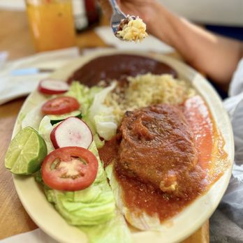 El Buen Gusto Salvadoreño - Lengua in salsa de tomate with rice, beans, salad, tortillas - Salvadoran Near Me - Pittsburg, California El Buen Gusto Salvadoreño - Lengua in salsa de tomate with rice, beans, salad, tortillas - Salvadoran Near Me - Pittsburg, California