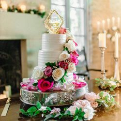 Loft22 Cakes - My wedding cake was beautiful and so flavorful. The peach cobbler flavor was a crowd pleaser. Definitely will use Loft22 again.