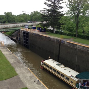 Lock 32 Canal Park - A boat going through a lock on the Erie Canal. - Hiking Near Me - Pittsford, New York Lock 32 Canal Park - A boat going through a lock on the Erie Canal. - Hiking Near Me - Pittsford, New York
