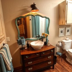 Fair Breeze Cottage - Second bathroom with regular bathtub and shower.