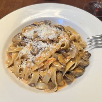 Pepe Rosso To Go - fettuccine Mushroom in Tomato Cream Sauce - Italian Near Me - New York, New York Pepe Rosso To Go - fettuccine Mushroom in Tomato Cream Sauce - Italian Near Me - New York, New York