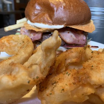 Hadog - Hadog Burger + doobjednané cibulové kroužky - American Near Me - České Budějovice, JC Hadog - Hadog Burger + doobjednané cibulové kroužky - American Near Me - České Budějovice, JC