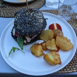Burger, façon Mamma Corsica, Brucciu, Coppa, et ses Patatas Maison Burger, façon Mamma Corsica, Brucciu, Coppa, et ses Patatas Maison