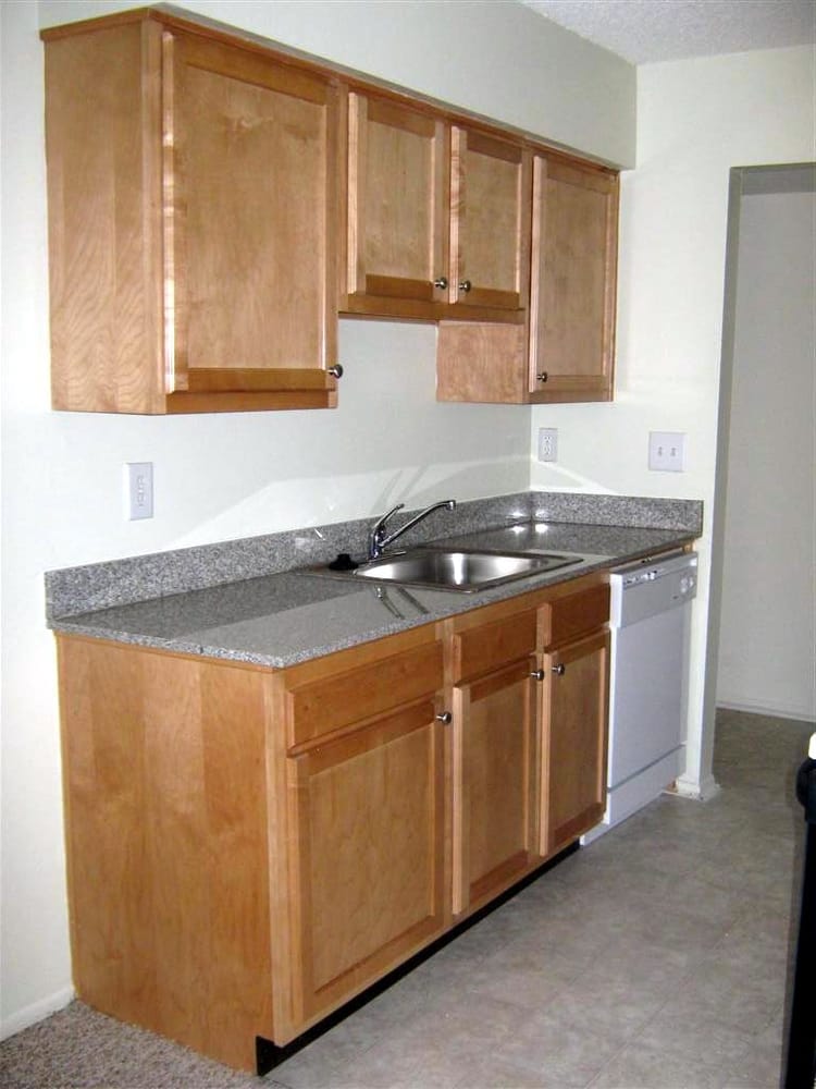 VILLAGE SQUIRE APARTMENTS Updated September 2024 28 Photos & 10