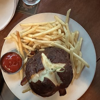 D4 Irish Pub & Cafe - Rodeo Burger - Irish Pub Near Me - Chicago, Illinois